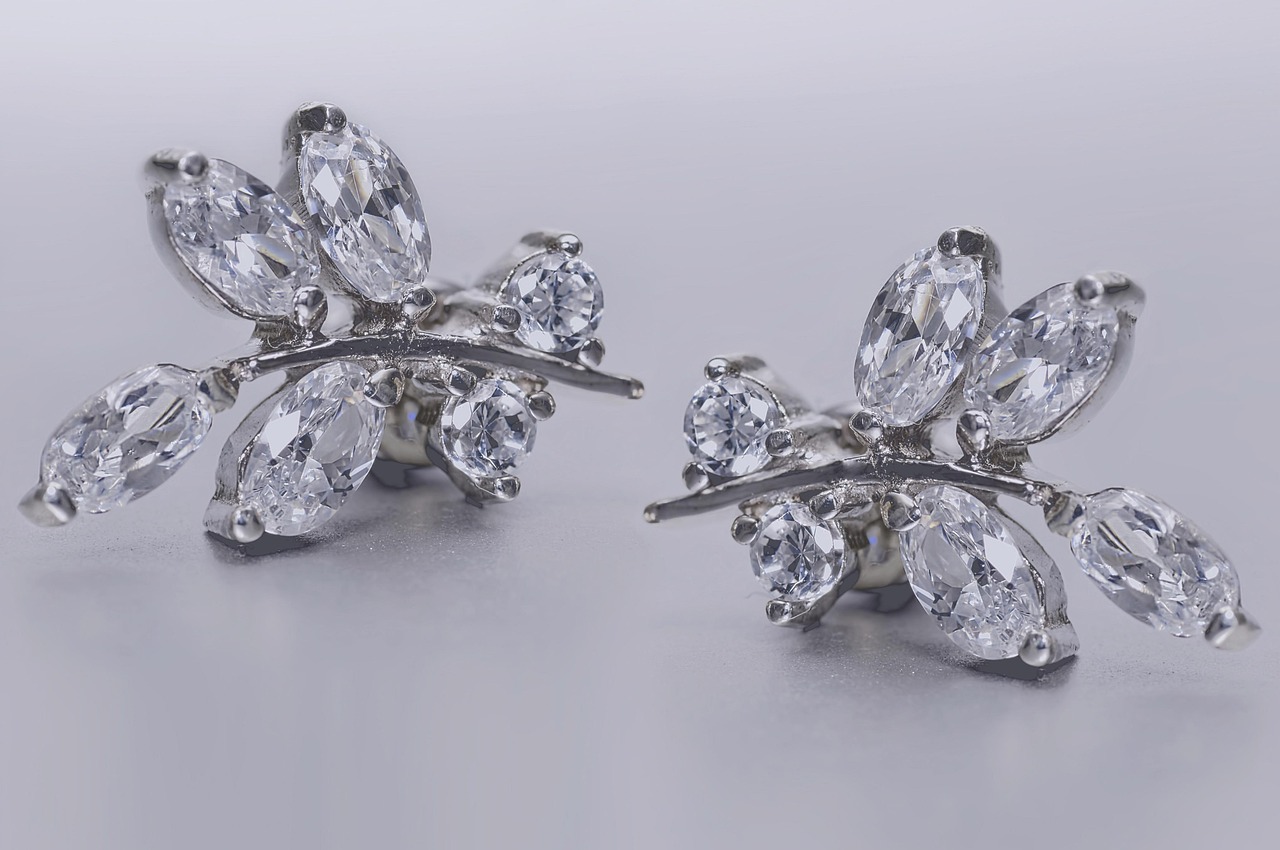 Diamond Earrings: How to Choose the Right Pair for Any Occasion